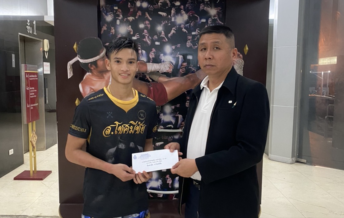 พ.อ.สมสกุล วิจิตรภาพ เลขาธิการสนามมวยเวทีลุมพินี มอบเงินรางวัล 5,000.- บาท ให้กับ สิงหาเล็ก ส.โชคมีชัย ซึ่งคณะกรรมการจัดอันดับสนามมวยเวทีลุมพินี พิจารณารางวัลนักมวยไทยชกดุเดือด ประจำเดือน ธ.ค. 62 ณ สนามมวยเวทีลุมพินี เมื่อ 4 ก.พ. 63